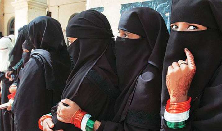 Fatwa-issued-against-muslim-women-allowing-male-shopkeepers-in-wearing-bangles Fatwa-issued-against-muslim-women-allowing-male-shopkeepers-in-wearing-bangles- India TV