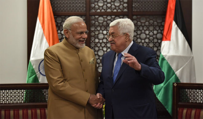 Prime Minister Narendra Modi with Palestinian President Mahmoud Abbas Prime Minister Narendra Modi with Palestinian President Mahmoud Abbas- India TV