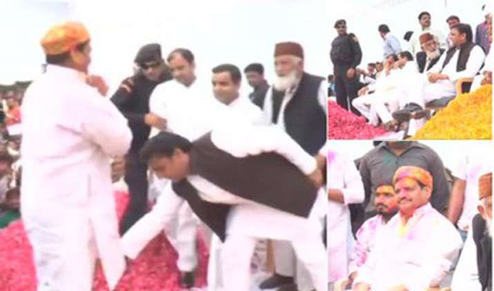 Akhilesh-touches-uncle-Shivpal-s-feet-seeks-his-blessings-on-Holi Akhilesh-touches-uncle-Shivpal-s-feet-seeks-his-blessings-on-Holi- India TV