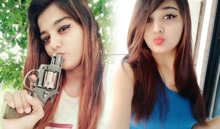 Gujarat-Woman-Asmita-Gohil-brandishing-billhook-in-Surat-arrested Gujarat-Woman-Asmita-Gohil-brandishing-billhook-in-Surat-arrested- India TV