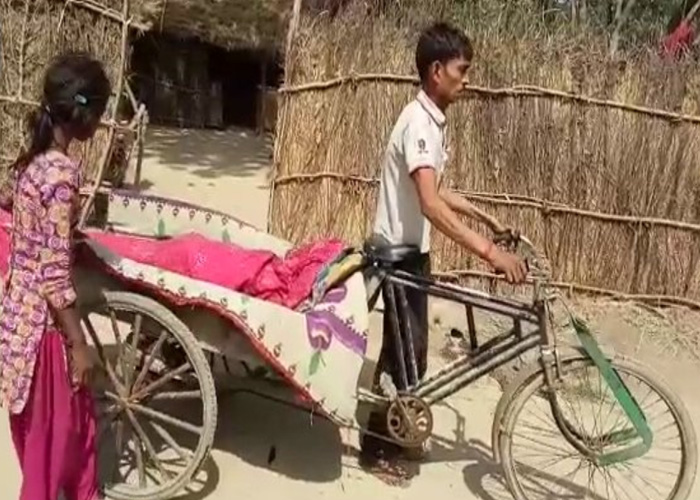 अपने पिता के शव को... अपने पिता के शव को...- India TV