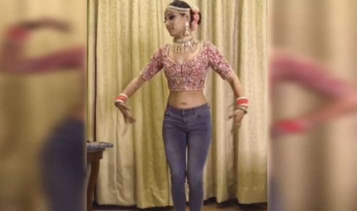 Video-Bride-dancing-on-Punjabi-song-at-her-own-wedding-in-choli-and-jeans-going-viral Video-Bride-dancing-on-Punjabi-song-at-her-own-wedding-in-choli-and-jeans-going-viral- India TV