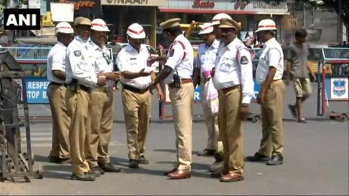 ट्रैफिक पुलिस के... ट्रैफिक पुलिस के...- India TV