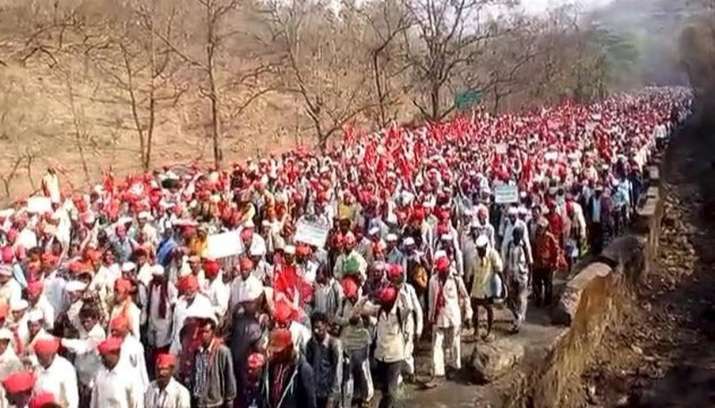 Around-30000-Maharashtra-farmers-continue-march-from-Nashik-to-Mumbai Around-30000-Maharashtra-farmers-continue-march-from-Nashik-to-Mumbai- India TV