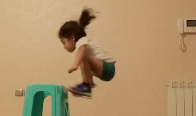 Viral video of a small girl trying to climb on a stool Viral video of a small girl trying to climb on a stool- Khabar IndiaTV