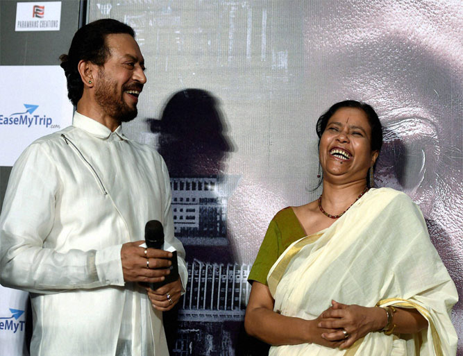 इरफान खान अपनी पत्नी... इरफान खान अपनी पत्नी...- India TV