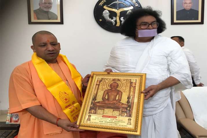 Jain muni acharya lokesh meet cm yogi Jain muni acharya lokesh meet cm yogi- India TV
