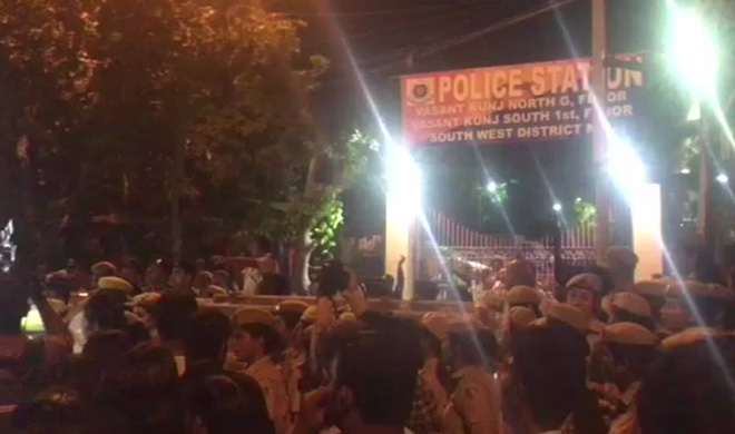 Clash broke out between police students of JNU in front of... Clash broke out between police students of JNU in front of...- India TV