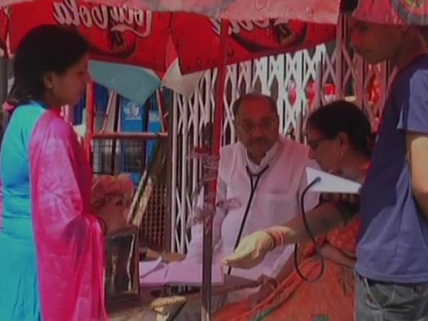 फुटपाथ पर मुफ्त इलाज... फुटपाथ पर मुफ्त इलाज...- India TV