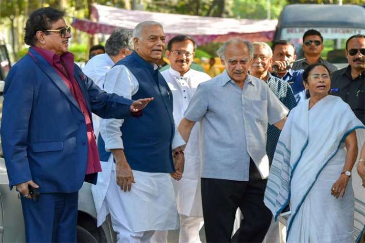 Mamta Banerjee with BJP leaders Mamta Banerjee with BJP leaders- India TV