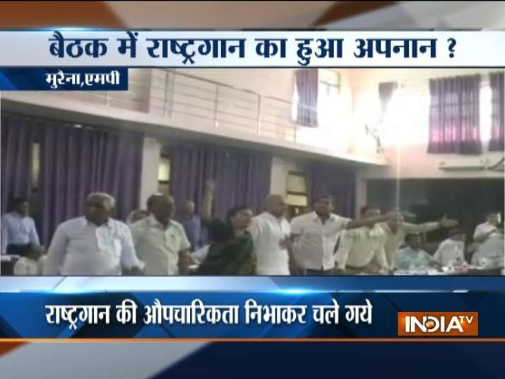 बैठक में हंगामा करते... बैठक में हंगामा करते...- India TV