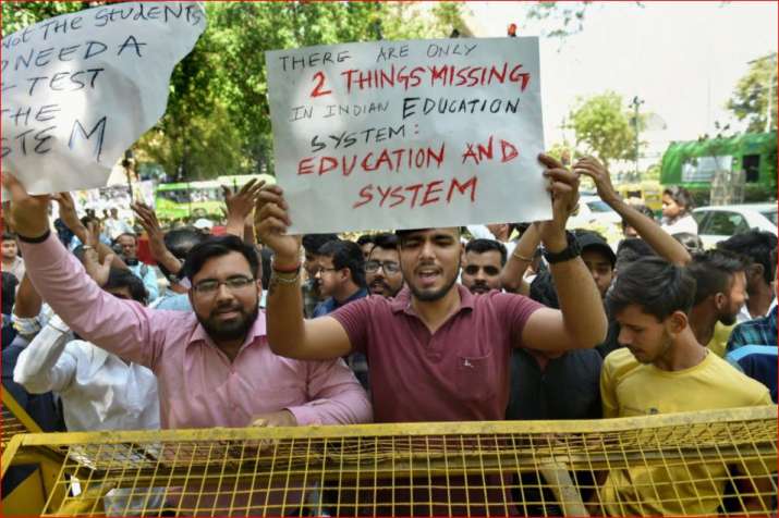 प्रदर्शन करते... प्रदर्शन करते...- India TV