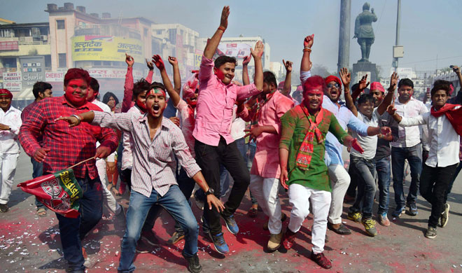 Samajwadi party workers celebrate their party success Samajwadi party workers celebrate their party success - India TV