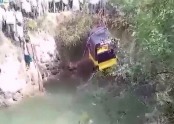 an auto carrying 14 passengers fell into a well in... an auto carrying 14 passengers fell into a well in...- India TV