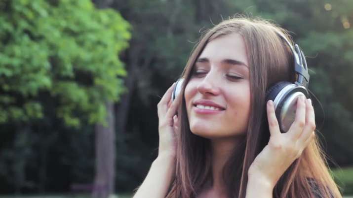 Headphones Headphones- India TV Paisa