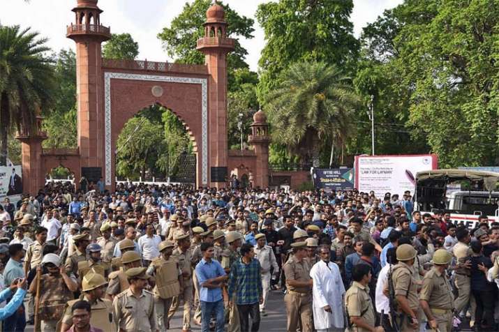 Police lob teargas shells to disperse mob of AMU students Police lob teargas shells to disperse mob of AMU students - India TV