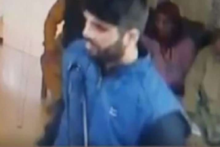Jammu-Kashmir: Militants loot Rs 1.7 lakh from bank, take away guard's rifle Jammu-Kashmir: Militants loot Rs 1.7 lakh from bank, take away guard's rifle- India TV