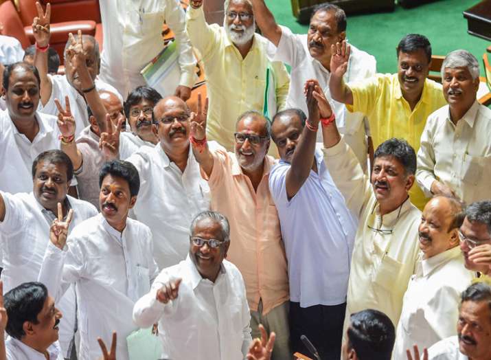 JD(S) leader HD Kumaraswamy and party MLAs JD(S) leader HD Kumaraswamy and party MLAs- India TV
