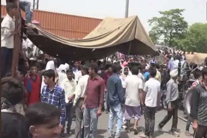 Martyr villagers agra angry Martyr villagers agra angry - India TV