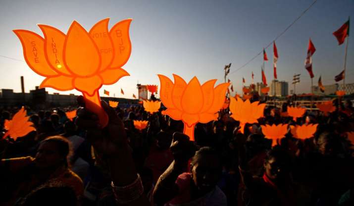 Sensex falls 450 points from higher level as Karnataka voters did not give full majority to any part Sensex falls 450 points from higher level as Karnataka voters did not give full majority to any part- India TV Paisa