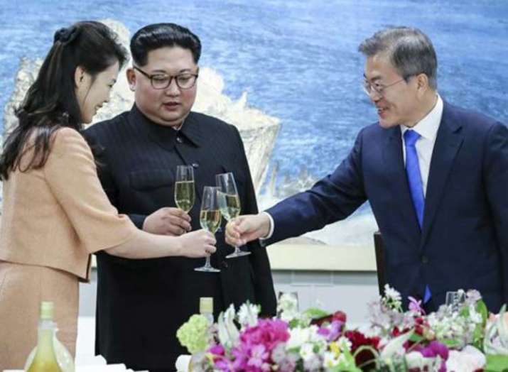 Kim Jong Un shoves photographer out of way of wife Kim Jong Un shoves photographer out of way of wife- India TV