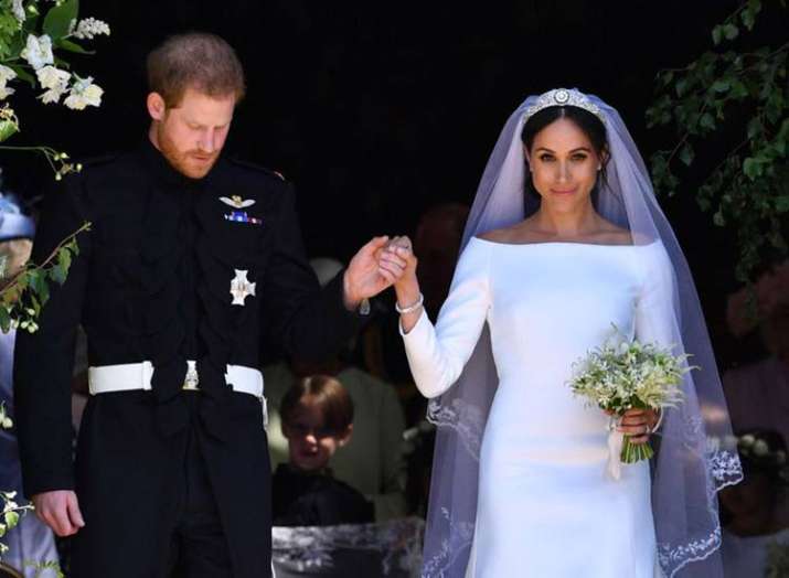 Megan Merkel did not give Queen Elizabeth Curtsy... Megan Merkel did not give Queen Elizabeth Curtsy...- India TV
