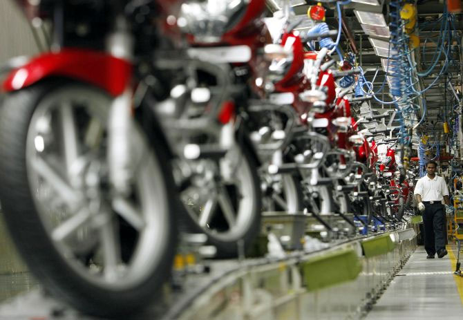 Bajaj Auto selling 11000 bikes in a day Bajaj Auto selling 11000 bikes in a day- India TV Paisa