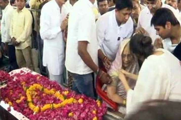 Bhaiyyuji Maharaj's daughter to perform final rites Bhaiyyuji Maharaj's daughter to perform final rites- Khabar IndiaTV