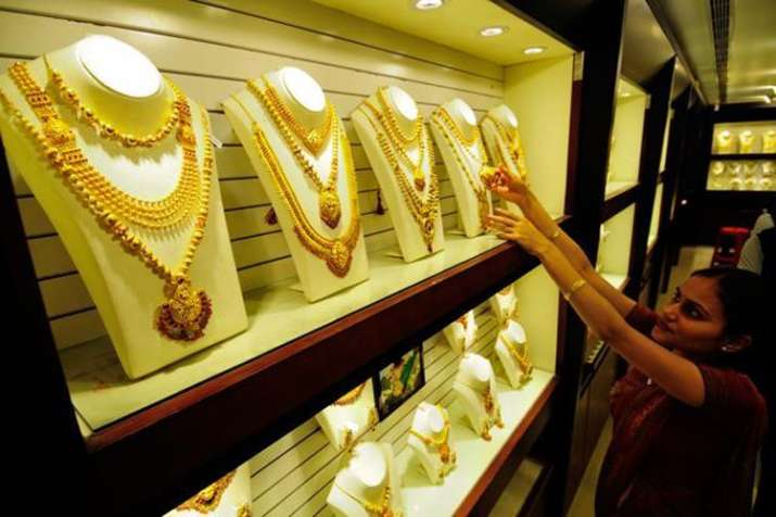Gold price falls below Rs 32000 on weak demand Gold price falls below Rs 32000 on weak demand- India TV Paisa