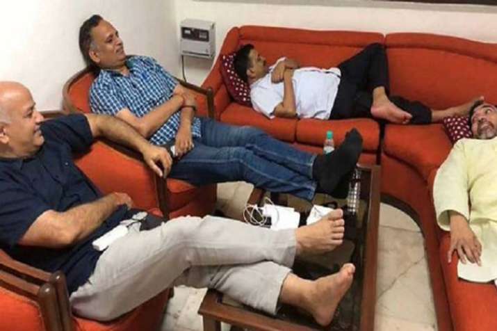 Kapil Mishra takes a 'musical' dig at Arvind Kejriwal Kapil Mishra takes a 'musical' dig at Arvind Kejriwal- Khabar IndiaTV