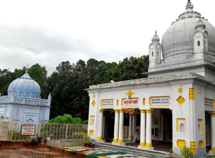 संत कबीर की समाधि और... संत कबीर की समाधि और...- India TV