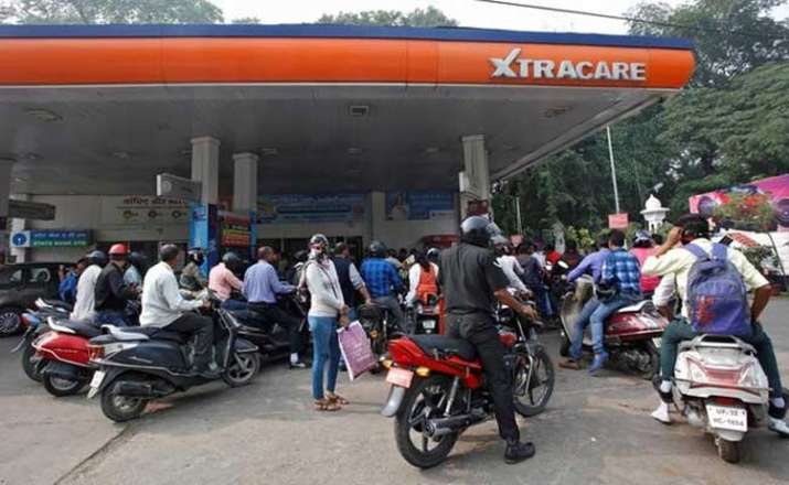 Oil companies can further cut petrol and diesel price at crude oil falls to 10 week low Oil companies can further cut petrol and diesel price at crude oil falls to 10 week low- India TV Paisa