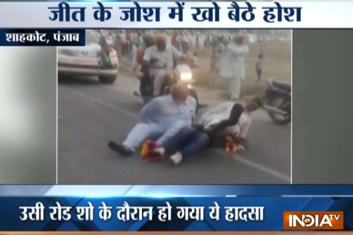 Video: Congress leader falls from moving car during roadshow in Punjab's Shahkot Video: Congress leader falls from moving car during roadshow in Punjab's Shahkot- India TV