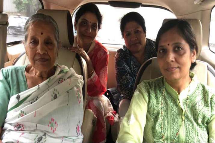 Arvind Kejriwal's wife Sunita Kejriwal accuses Lt Governor Anil Baijal of not letting her see husban Arvind Kejriwal's wife Sunita Kejriwal accuses Lt Governor Anil Baijal of not letting her see husban- India TV