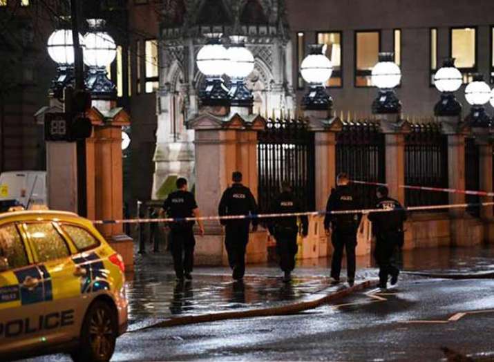 Charing Cross station in London evacuated after bomb... Charing Cross station in London evacuated after bomb...- India TV