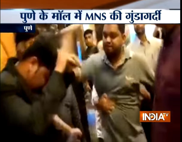 मैनेजर पर थप्पड़... मैनेजर पर थप्पड़...- India TV