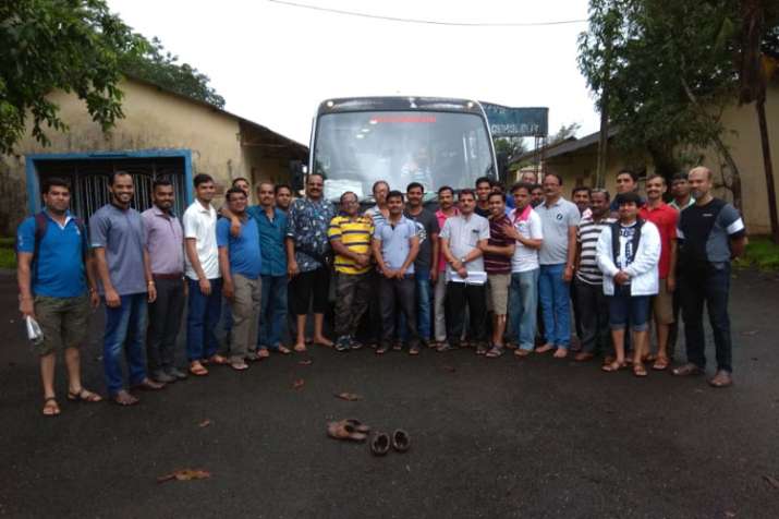 महाराष्ट्र के रायगढ़ जिल में शनिवार को एक बस गहरी खाई में गिर गई महाराष्ट्र के रायगढ़ जिल में शनिवार को एक बस गहरी खाई में गिर गई- India TV