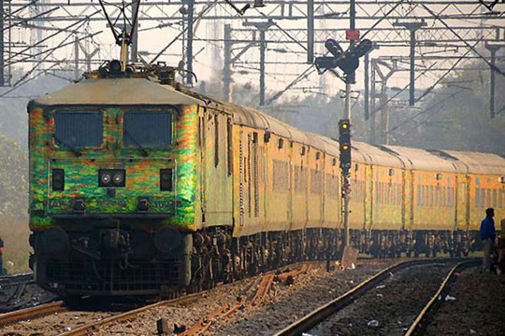 कैग ने फ्लेक्सी फेयर पर रेलवे को लगाई फटकार, कहा लोग विमान से यात्रा को हो रहे मजबूर कैग ने फ्लेक्सी फेयर पर रेलवे को लगाई फटकार, कहा लोग विमान से यात्रा को हो रहे मजबूर- India TV