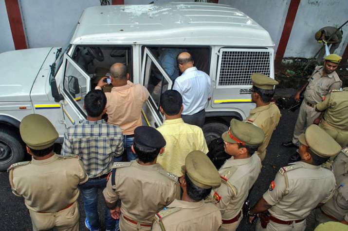 cash looted in daylight near VVIP zone in Lucknow cash looted in daylight near VVIP zone in Lucknow- India TV
