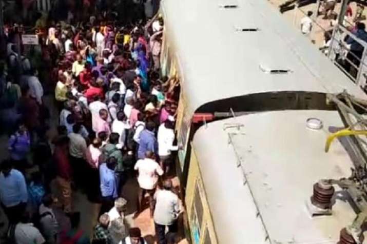 ट्रेन के पायदान पर यात्रा कर रहे 5 यात्रियों की दीवार से टकराकर मौत ट्रेन के पायदान पर यात्रा कर रहे 5 यात्रियों की दीवार से टकराकर मौत- India TV