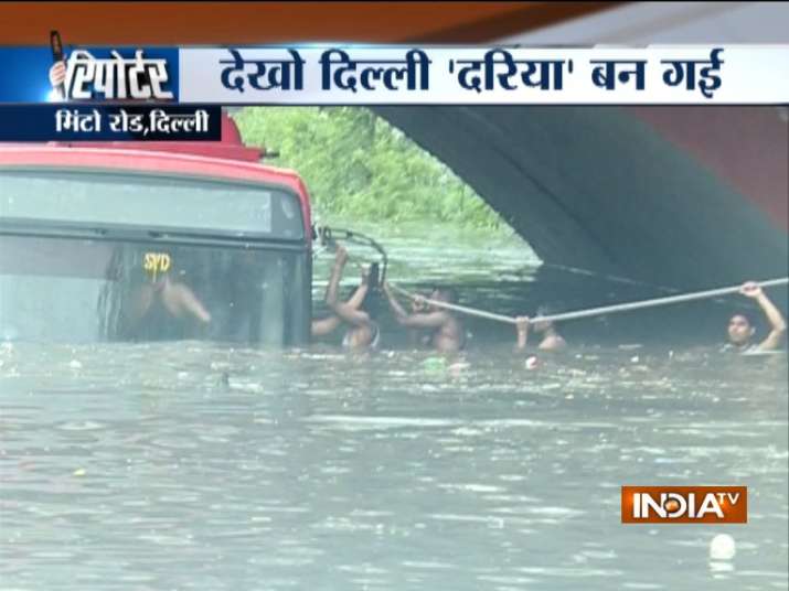 रस्सी के सहारे बस से... रस्सी के सहारे बस से...- Khabar IndiaTV