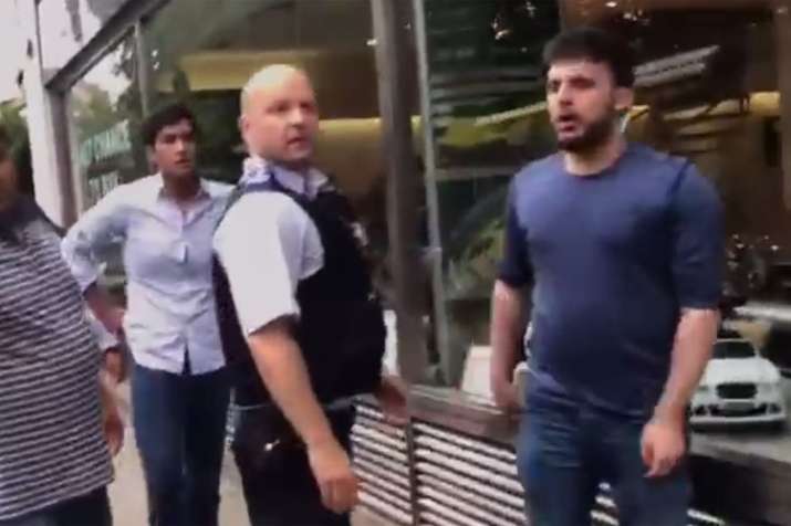 हाथापाई के मामले में नवाज शरीफ के नाती-पोते को ब्रिटिश पुलिस ने किया गिरफ्तार हाथापाई के मामले में नवाज शरीफ के नाती-पोते को ब्रिटिश पुलिस ने किया गिरफ्तार- India TV