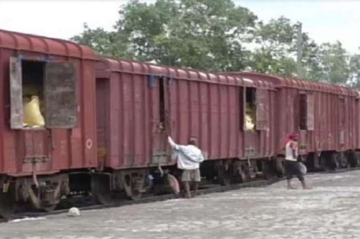 मालगाड़ी का खाद भरा डिब्बा चार साल में पहुंचा आंध्र प्रदेश से उत्तर प्रदेश मालगाड़ी का खाद भरा डिब्बा चार साल में पहुंचा आंध्र प्रदेश से उत्तर प्रदेश- India TV