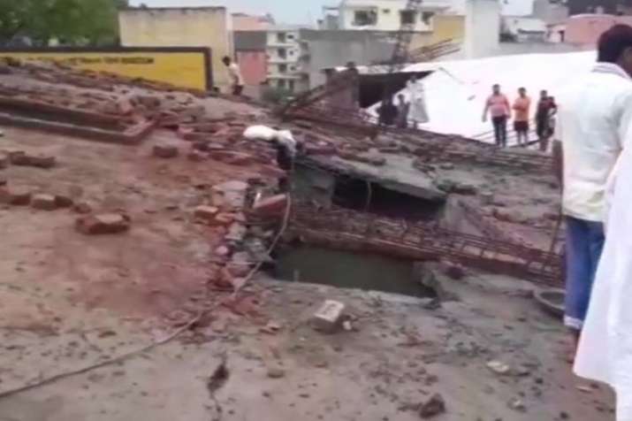 ग्रेटर नोएडा के मुबारकपुर गांव में गिरी तीन मंजिला इमारत, सुरक्षित निकाले गए लोग ग्रेटर नोएडा के मुबारकपुर गांव में गिरी तीन मंजिला इमारत, सुरक्षित निकाले गए लोग- India TV