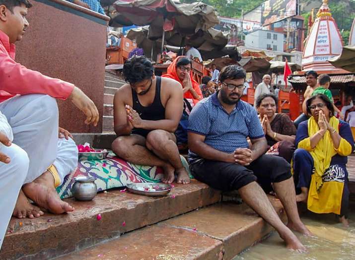 Relatives immerse ashes of the family members who... Relatives immerse ashes of the family members who...- India TV