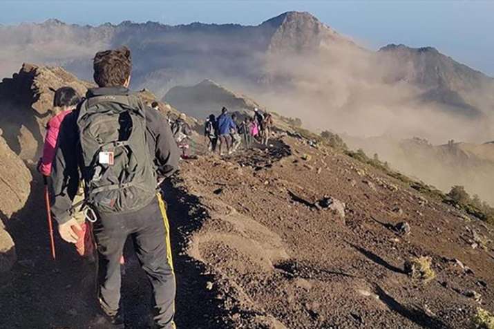 इंडोनेशिया में ज्वालामुखी के पास फंसे 500 से अधिक लोगों को सुरक्षित बचाया गया इंडोनेशिया में ज्वालामुखी के पास फंसे 500 से अधिक लोगों को सुरक्षित बचाया गया- India TV
