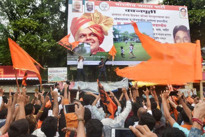 आरक्षण की मांग कर रहे... आरक्षण की मांग कर रहे...- India TV