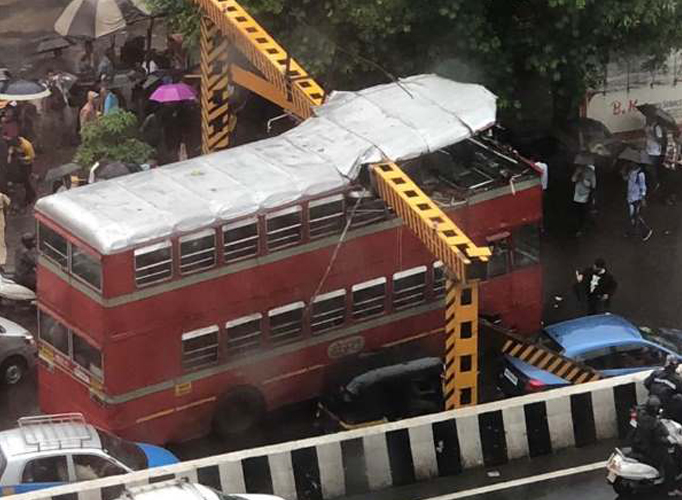 हादसों का शहर मुंबई में दो और हादसे, डबलडेकर बस ओवरहेड रेलिंग से टकराई, मीरा रोड रेलवे स्टेशन पर रिज हादसों का शहर मुंबई में दो और हादसे, डबलडेकर बस ओवरहेड रेलिंग से टकराई, मीरा रोड रेलवे स्टेशन पर रिज- India TV