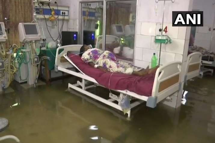 Fish seen in the water logged inside theICU of Nalanda... Fish seen in the water logged inside theICU of Nalanda...- India TV