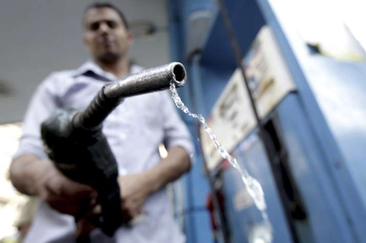 Oil companies cuts Petrol and Diesel price on Sunday Oil companies cuts Petrol and Diesel price on Sunday- India TV Paisa